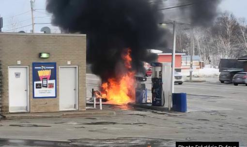 Une motoneige prend feu à des pompes à essence 
